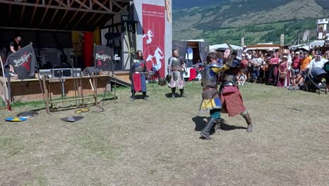 Una-Escena-De-Lucha-Con-Espada-Realizada-Por-Burdyri,-Un-Equipo-Profesional-De-Espada-Y-Combate-Escénico,-Durante-Los-Juegos-Medievales-Del-Tirol-Del-Sur-2023