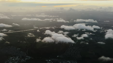 Luftaufnahmen-Von-Wolken-In-Der-Abenddämmerung,-Mit-Einem-Fluss-In-Der-Ferne