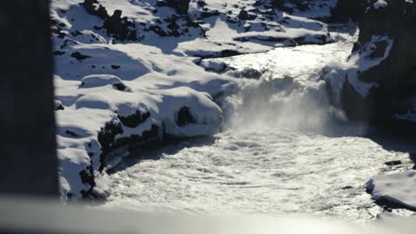 Mächtig-Flussabwärts-Des-Schneebedeckten-Geitafoss-Wasserfalls-An-Hellen-Und-Sonnigen-Tagen