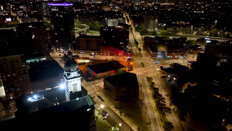 Luftaufnahme-Rund-Um-Die-Beleuchtete-St.-John-Church-Und-Die-Straßen-Des-River-West,-Nacht-In-Chicago