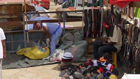 Schwarzafrikanische-Frau-In-Traditioneller-Kleidung,-Die-Am-Marktstand-Auf-Dem-Adam-Markt-Arbeitet