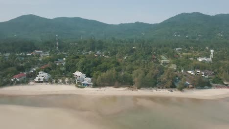 Unglaubliche-Drohnenaufnahmen-Der-Resorts,-Berge-Und-Des-Wunderschönen-Strandes-Entlang-Koh-Phangan,-Thailand