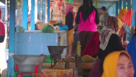 Traders-at-traditional-market-stalls