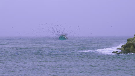 Barco-Pesquero-Arrastrero-Navegando-Por-Un-Mar-Atlántico-Agitado-En-Cámara-Lenta