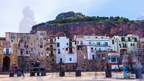 Toma-Temporal-De-Personas-Reunidas-En-Una-Plaza-Del-Casco-Antiguo-Rodeada-De-Edificios-Altos-A-Lo-Largo-De-La-Costa-Siciliana-En-Italia-Durante-El-Día