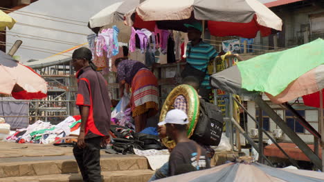 Der-Adum-Markt-Wurde-Von-Einheimischen-Afrikanischen-Schwarzen-Gegründet,-Die-Auf-Dem-Stand-Mall-Markt-Spazieren-Gingen