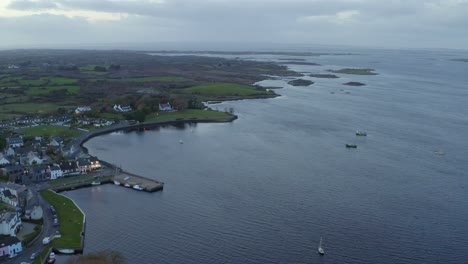 Luftorbit,-Der-Die-Stadt-Und-Bucht-Von-Kinvara-Während-Der-Dämmerungsszene-In-Der-Grafschaft-Galway-Erfasst