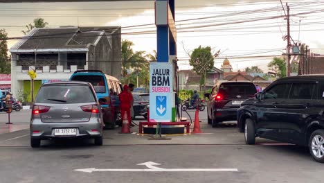 Cola-De-Vehículos-En-La-Gasolinera-En-El-Mostrador-De-Combustible-Subvencionado