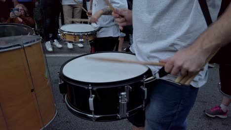 Percussion-group-playing-drums-at-a-fast-tempo-in-the-street,-traditional-festival