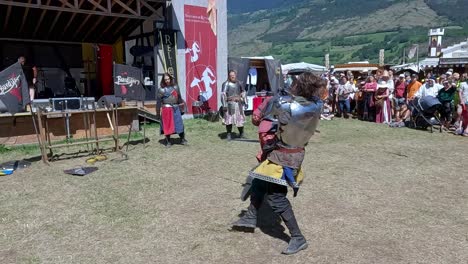 Una-Escena-De-Lucha-Con-Espada-Realizada-Por-Burdyri,-Un-Equipo-Profesional-De-Espada-Y-Combate-Escénico,-Durante-Los-Juegos-Medievales-Del-Tirol-Del-Sur-2023