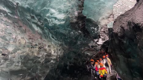 Geführte-Touristengruppe-Besucht-Die-Atemberaubende-Blaue-Eishöhle-In-Island