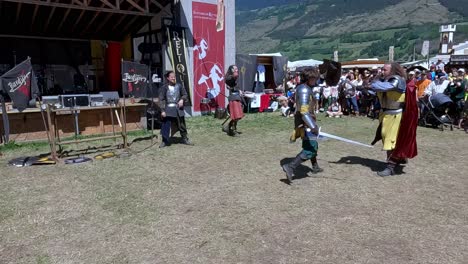 Una-Escena-De-Lucha-Con-Armas-Realizada-Por-Burdyri,-Un-Equipo-Profesional-De-Espada-Y-Combate-Escénico,-Durante-Los-Juegos-Medievales-Del-Tirol-Del-Sur-2023