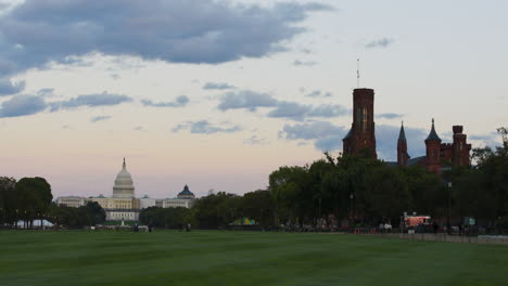 Edificio-Del-Capitolio-De-EE.-UU.-Y-Museo-Smithsonian-En-El-National-Mall-En-Washington-DC