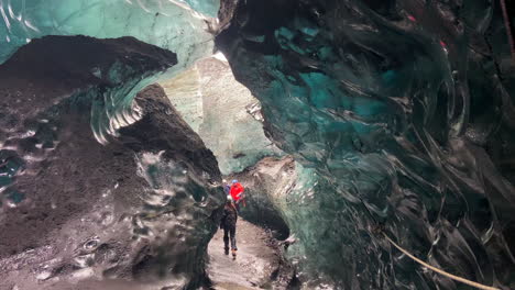 Touristen-Bewundern-Die-Atemberaubende-Kristallblaue-Eishöhle-Südislands