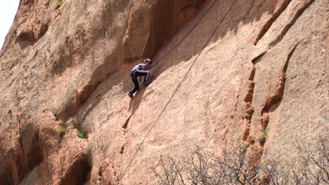 Kleines-Kind-Klettert-Auf-Einer-Klippe