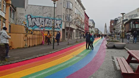 Turistas-Tomándose-Un-Selfie-En-Rainbow-Street-En-El-Centro-De-Islandia