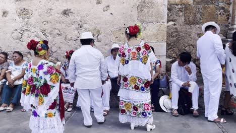 Personas-Vestidas-Con-Ropa-Tradicional-De-Yucatán-Durante-Las-Vacaciones-Preparándose-Para-Bailar