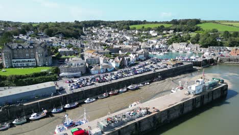 Drohne-Mit-Niedrigem-Schwenk,-Luftaufnahmen-Im-Hafen-Von-Padstow,-Cornwall,-Großbritannien