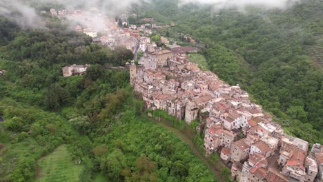 Die-Luftaufnahme-Der-Burg-Brancaccio-Enthüllt-Die-Stadt-San-Gregorio-Da-Sassola,-Italien