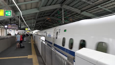 Abfahrtsbahnsteig-Des-Shinkansen-Der-N700-Serie-Am-Bahnhof-Shin-Kobe