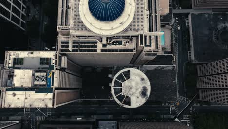 Filmische-Drohnenaufnahme,-Die-Den-Atlanta-Wolkenkratzer-Truist-Plaza-Enthüllt