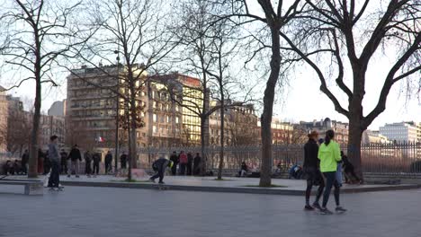 Skater---Hombres-Jóvenes-Patinando-En-El-Parque-Público-De-París,-Francia