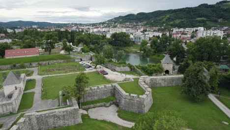 Mittelalterliche-Festung-Kastel-In-Banja-Luka,-Bosnien-Und-Herzegowina,-Seitliche-Luftaufnahme