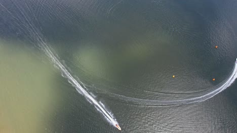 Schnellboote-Bewegen-Sich-Schnell-Während-Des-Bootsrennens-Auf-Dem-Clarence-River-In-Grafton,-New-South-Wales,-Australien