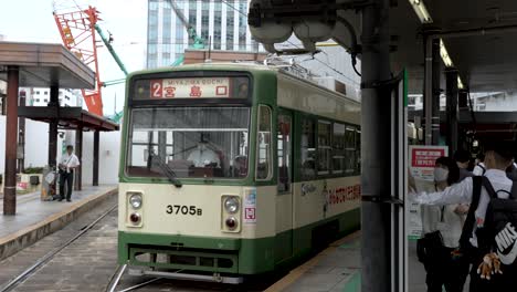 Antiguo-Tranvía-Hiroden-Saliendo-De-La-Plataforma-De-La-Estación-De-Hiroshima.