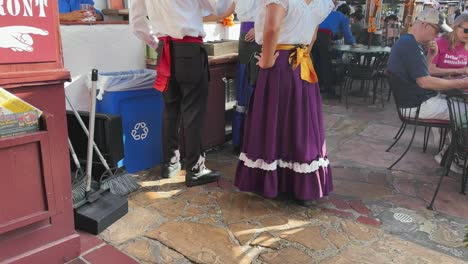 Trajes-Tradicionales-Mexicanos-En-El-Casco-Antiguo-De-San-Diego,-Hombres-Y-Mujeres-En-Un-Restaurante.