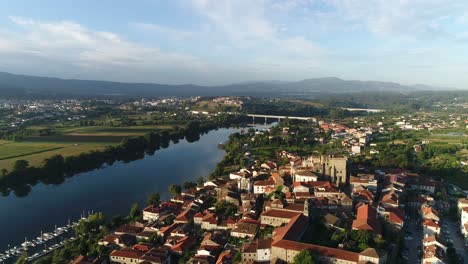 Wunderschöne-Stadt-Tui-In-Spanien-Und-Fluss-Minho