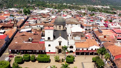 Drohnenaufnahme-Der-Hauptkirche-Von-Tacambaro-Michoacan-Auf-Dem-Platz