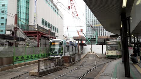 Geparkter-Green-Mover-Max-Und-Oldtimer-Hiroden-Straßenbahn-Am-Bahnhof-Hiroshima