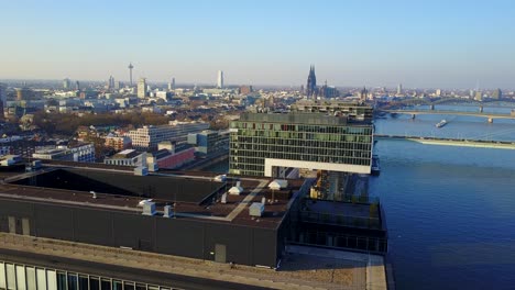 Eine-Absteigende-Drohnenaufnahme-Der-Kölner-Stadtlandschaft-Am-Rheinauhafen