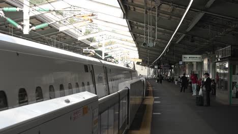 Shinkansen-Serie-N700-Llegando-Al-Andén-De-La-Estación-Shin-kobe