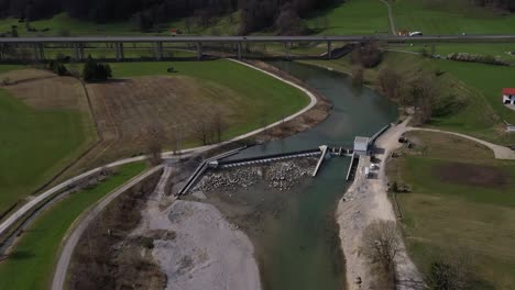 Eine-Wegziehbare-Drohnenaufnahme-Eines-Wasserkraftwerks-Im-Blauen-Land,-Deutschland