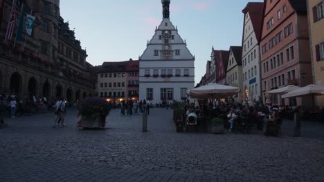 Mercado-Al-Aire-Libre-Y-El-Centro-De-La-Ciudad-Mientras-Las-Familias-Se-Reúnen-Para-Comer,-Rothenbrug-Ob-Der-Tauber-Alemania