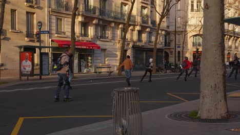 Patinaje-Sobre-Ruedas---Gente-En-Patines-Patinando-En-La-Calle-En-París,-Francia