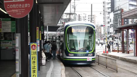 Pendler-Steigen-Am-Südausgang-Des-Bahnhofs-Hiroshima-In-Die-Straßenbahn-Green-Mover-Max-Ein