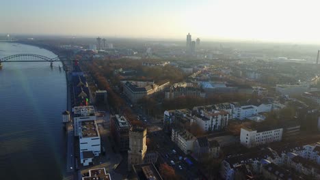 Un-Dron-Panorámico-Disparado-Desde-El-Rhein-Al-Paisaje-Urbano-De-Colonia