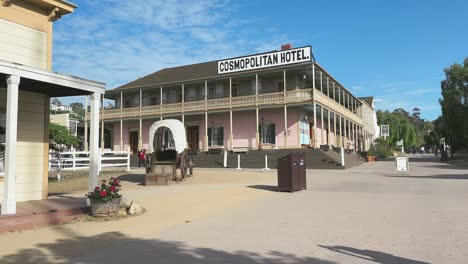 Historical-replica-architecture-in-Old-town-San-Diego-street-with-a-Cosmopolitan-hotel-and-shop,-California