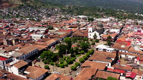 Drohnenaufnahme-Des-Hauptplatzes-Von-Tacambaro-Michoacan-Am-Mittag