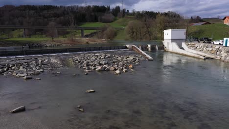 Eine-Anflugdrohnenaufnahme-Eines-Wasserkraftwerks-Im-Blauen-Land-Bayern,-Deutschland