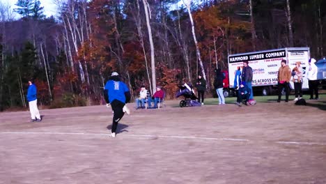 Softball-Teams-Versammeln-Sich,-Um-Die-Ersthelfer-Nach-Masseneinkäufen-In-Lewiston,-Maine,-Zu-Ehren