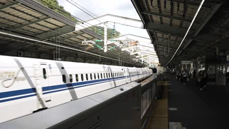 Shinkansen-Der-N700-Serie-Fahren-Vom-Gegenüberliegenden-Bahnsteig-Am-Bahnhof-Shin-Kobe-Ab