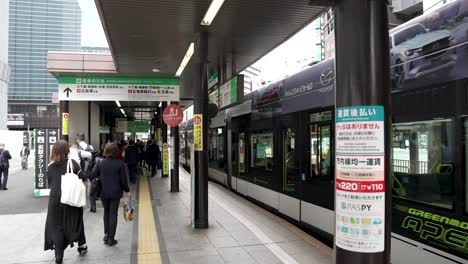 Green-Mover-Max-Stadtbahnfahrzeug,-Das-Am-Südausgang-Des-Bahnhofs-Hiroshima-Ankommt