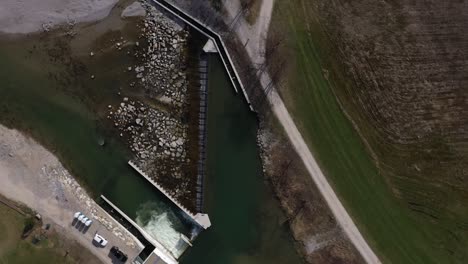 Eine-Drohnenaufnahme-Eines-Wasserkraftwerks-Im-Blauen-Land-Deutschland