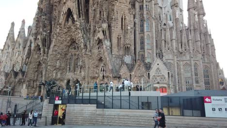 Turistas-Y-Gente-Local-Caminan-Alrededor-De-La-Iglesia-De-La-Sagrada-Familia-En-Barcelona,-España