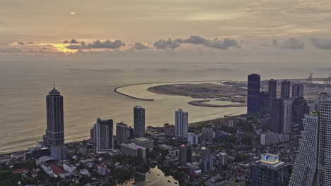 Colombo-Sri-Lanka-Luftbild-V31-Drohnenüberflug-über-Das-Viertel-Wekanda,-Aufnahme-Von-Resorthotels-Am-Meer,-Einkaufszentrum,-Stadtbild-Der-Innenstadt-Und-Blick-Auf-Die-Hafenstadt-Bei-Sonnenuntergang-–-Aufgenommen-Mit-Mavic-3-Cine-–-April-2023