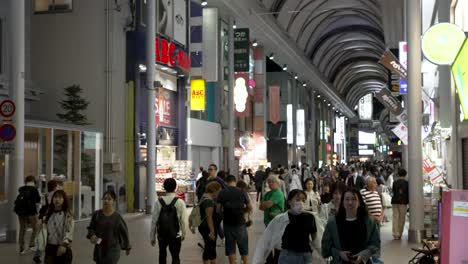 Menschen,-Die-Nachts-Durch-Die-Hondari-Einkaufspassage-In-Hiroshima-Laufen